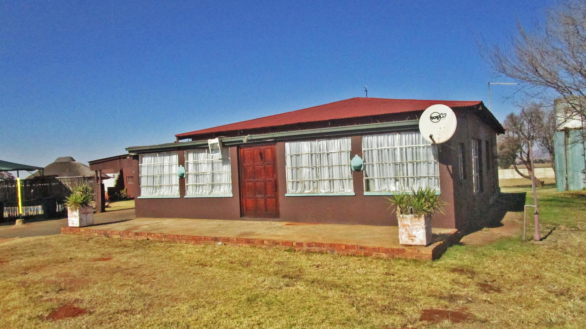 Front View of property in Mapleton