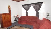 Lounges - 16 square meters of property in Mapleton