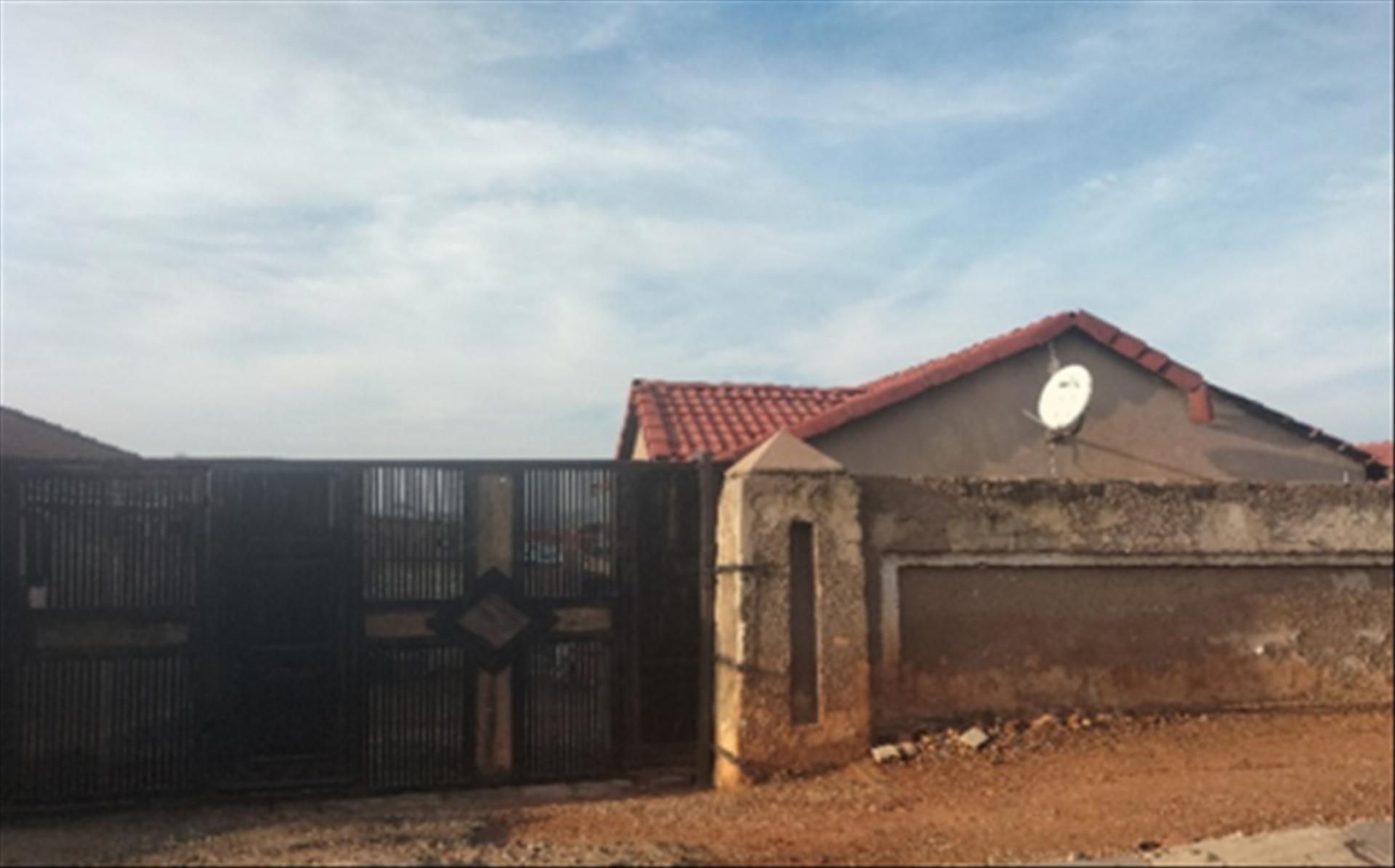 Front View of property in Roodekop