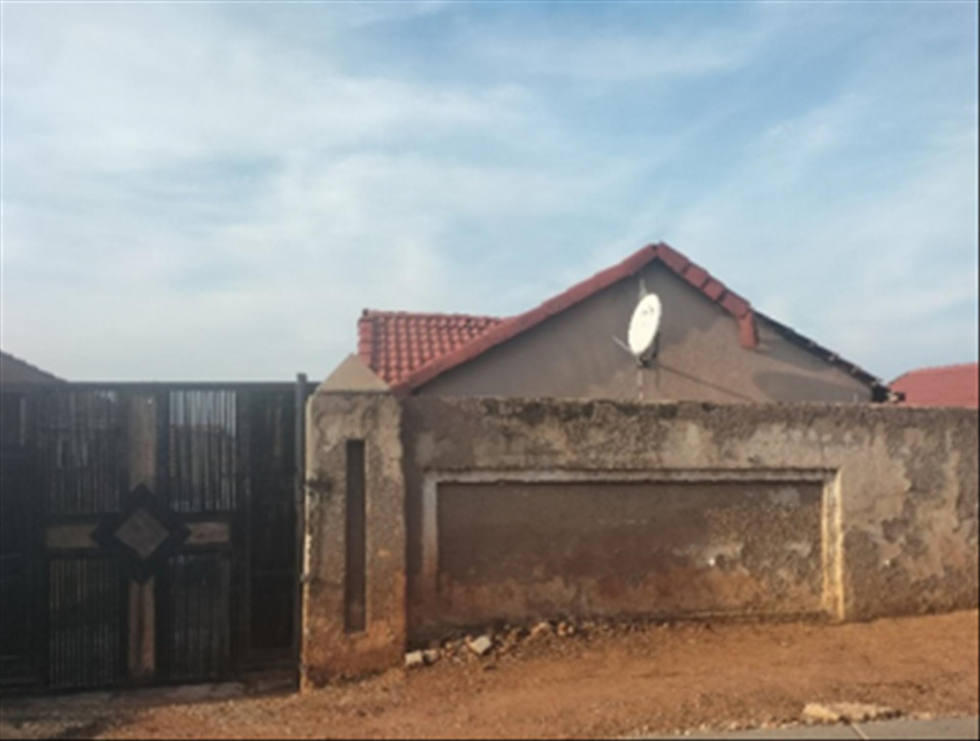 Front View of property in Roodekop