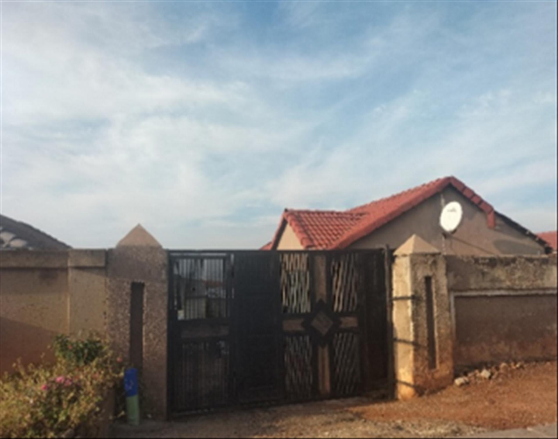 Front View of property in Roodekop