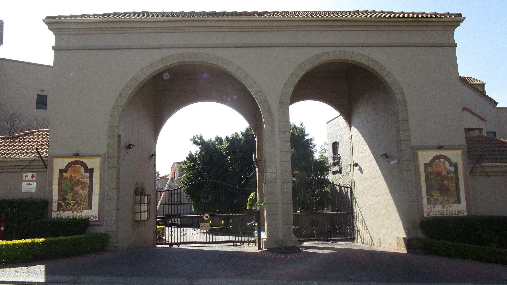 Front View of property in Paulshof