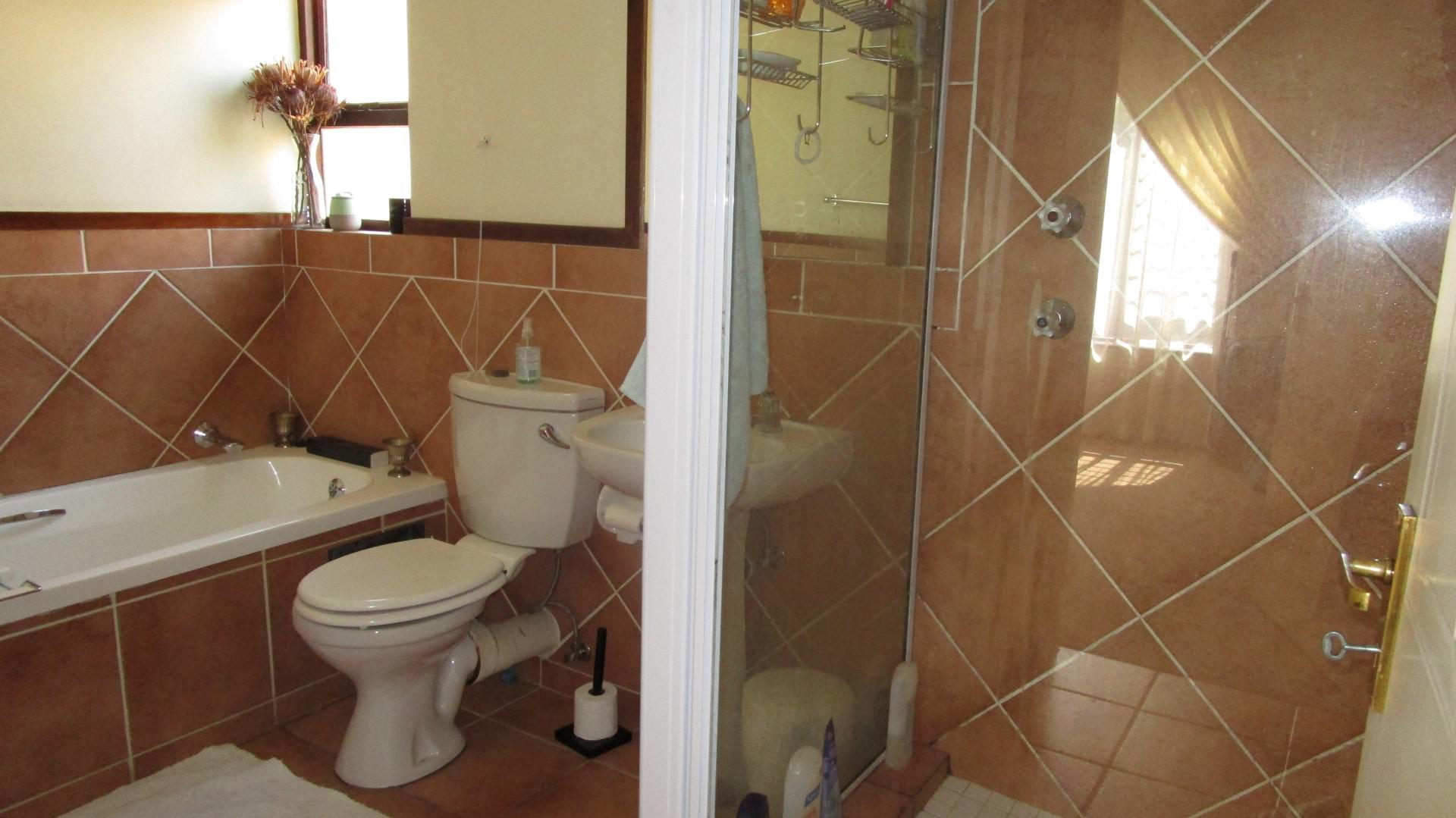 Bathroom 1 - 5 square meters of property in Paulshof