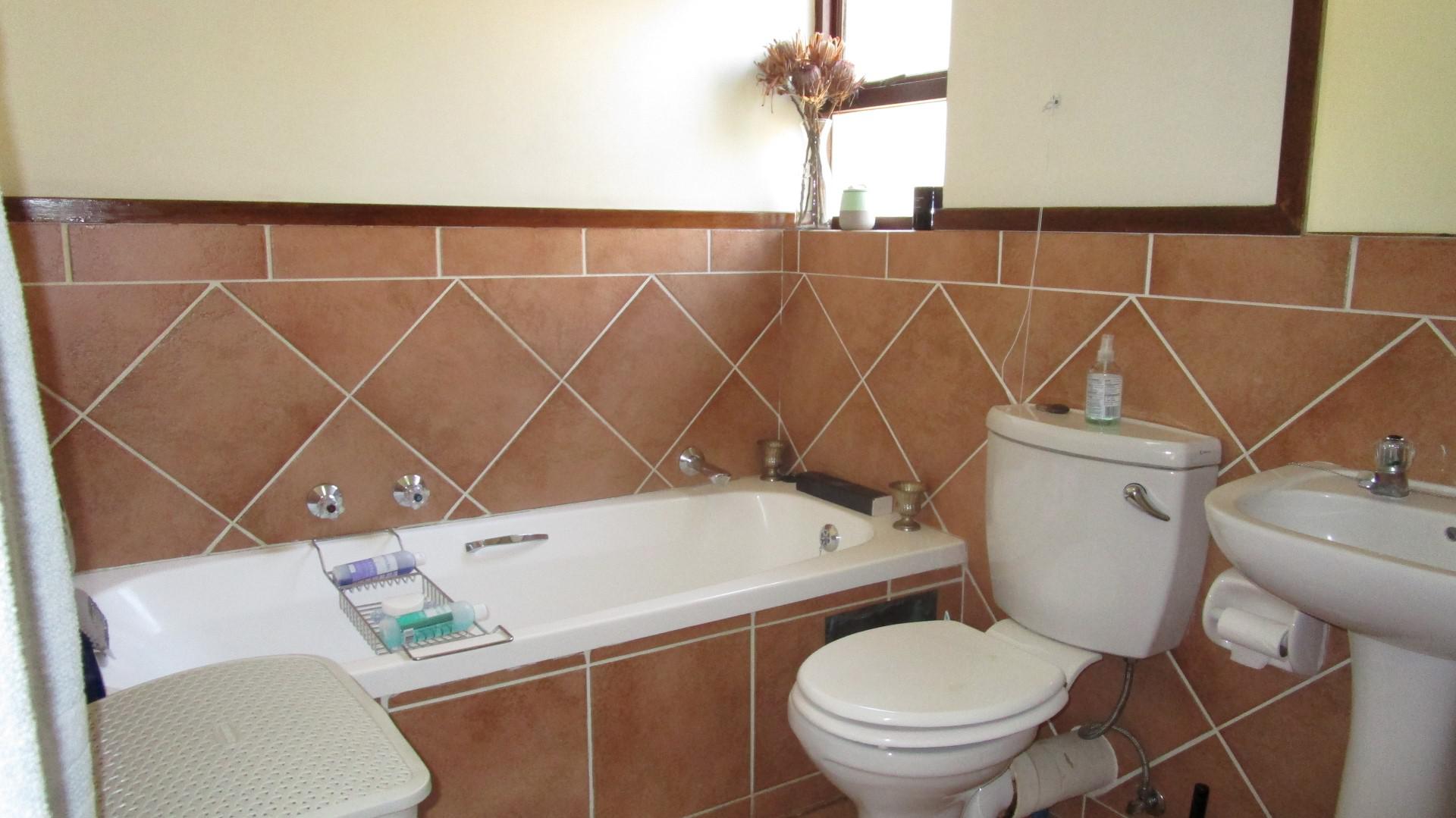 Bathroom 1 - 5 square meters of property in Paulshof