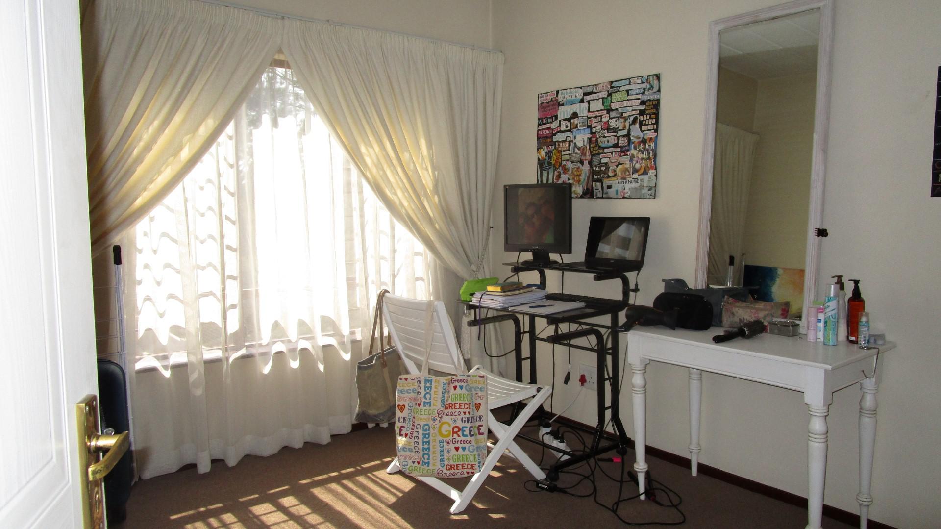 Main Bedroom - 13 square meters of property in Paulshof