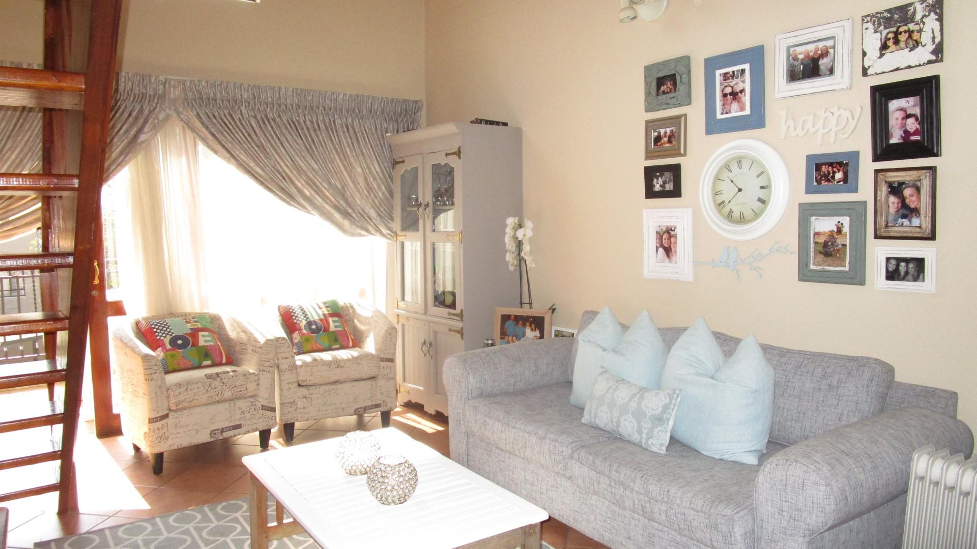 Lounges - 16 square meters of property in Paulshof