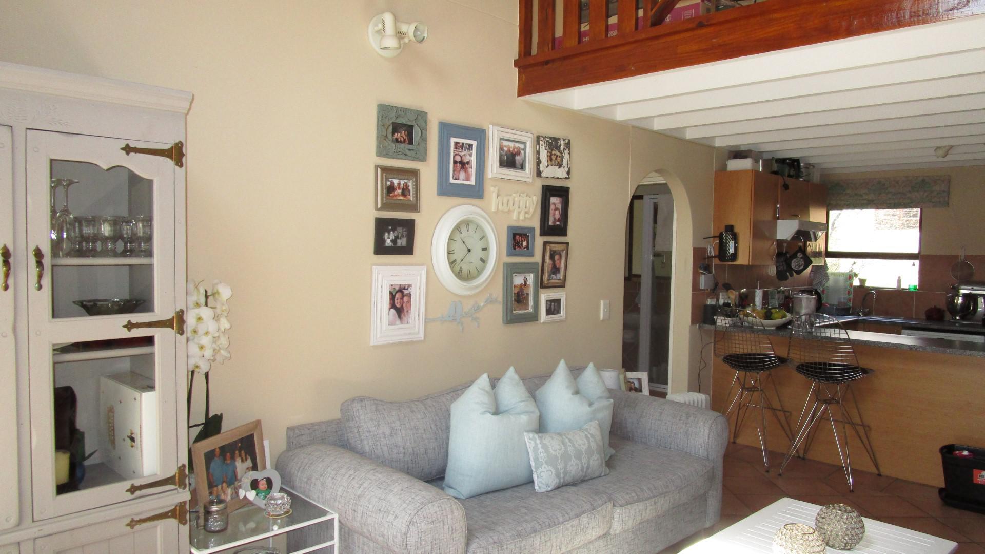 Lounges - 16 square meters of property in Paulshof