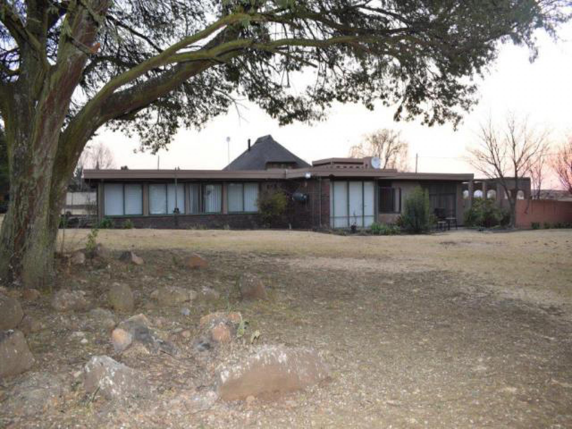Front View of property in Leslie