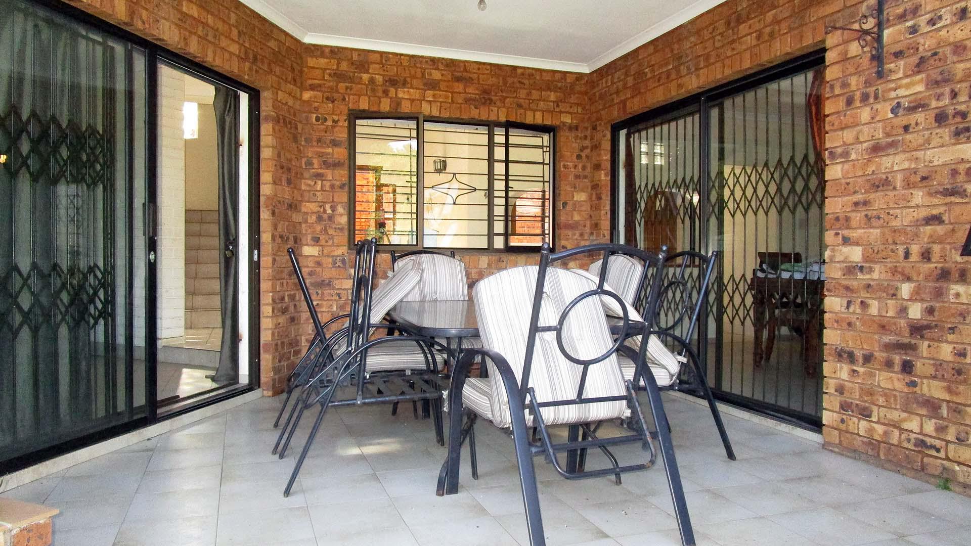Patio - 8 square meters of property in Umhlanga Rocks