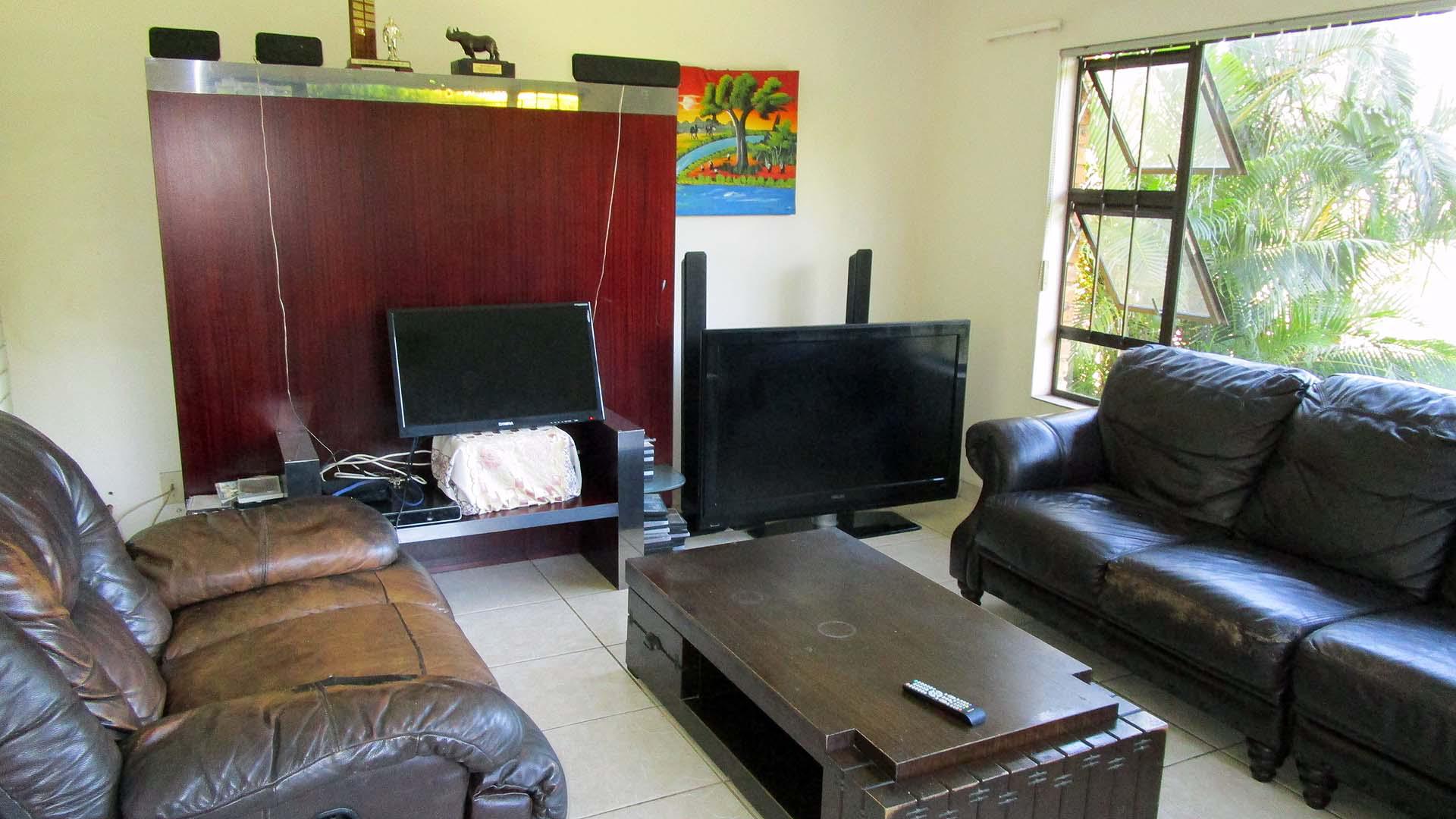 Lounges - 23 square meters of property in Umhlanga Rocks