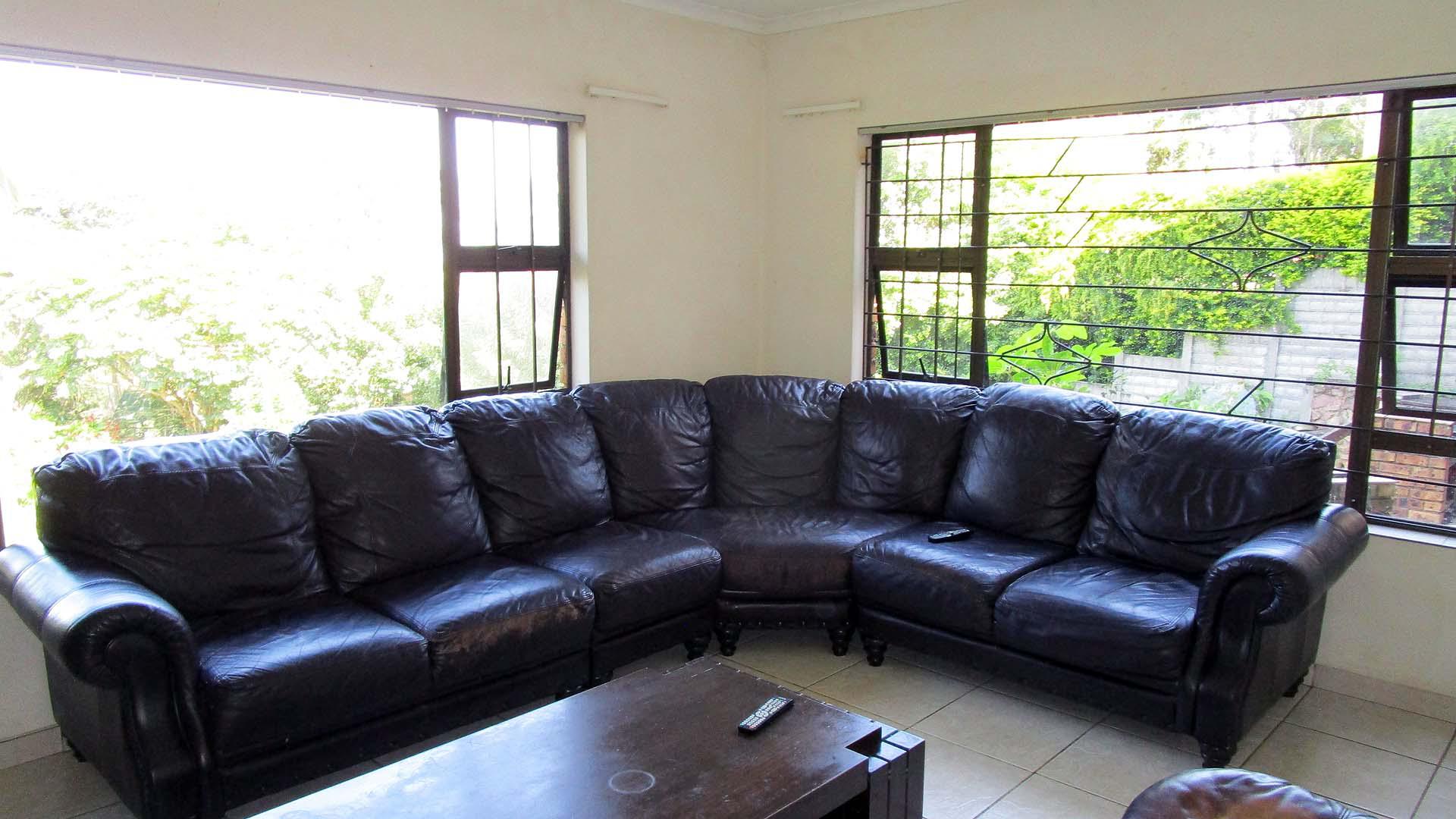 Lounges - 23 square meters of property in Umhlanga Rocks
