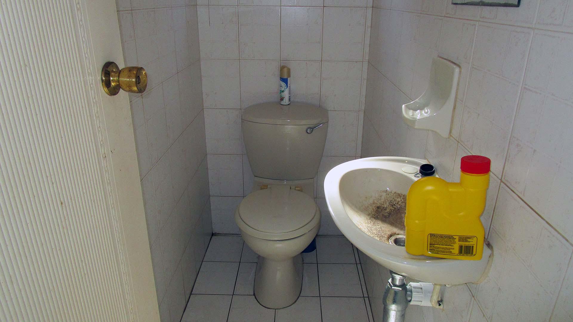 Guest Toilet - 3 square meters of property in Umhlanga Rocks