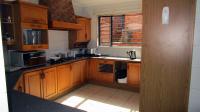 Kitchen - 16 square meters of property in Umhlanga Rocks