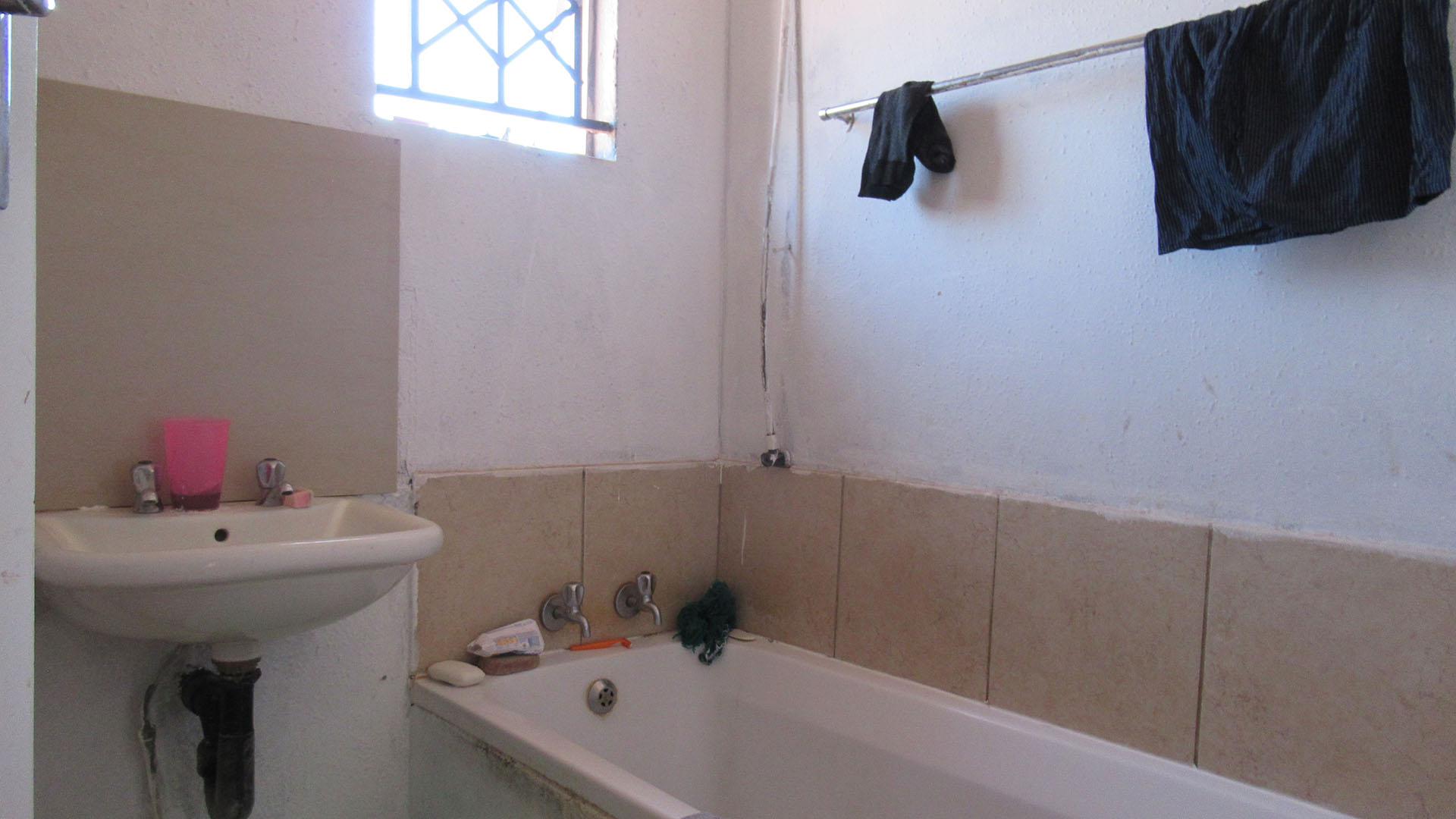Main Bathroom - 4 square meters of property in Soweto