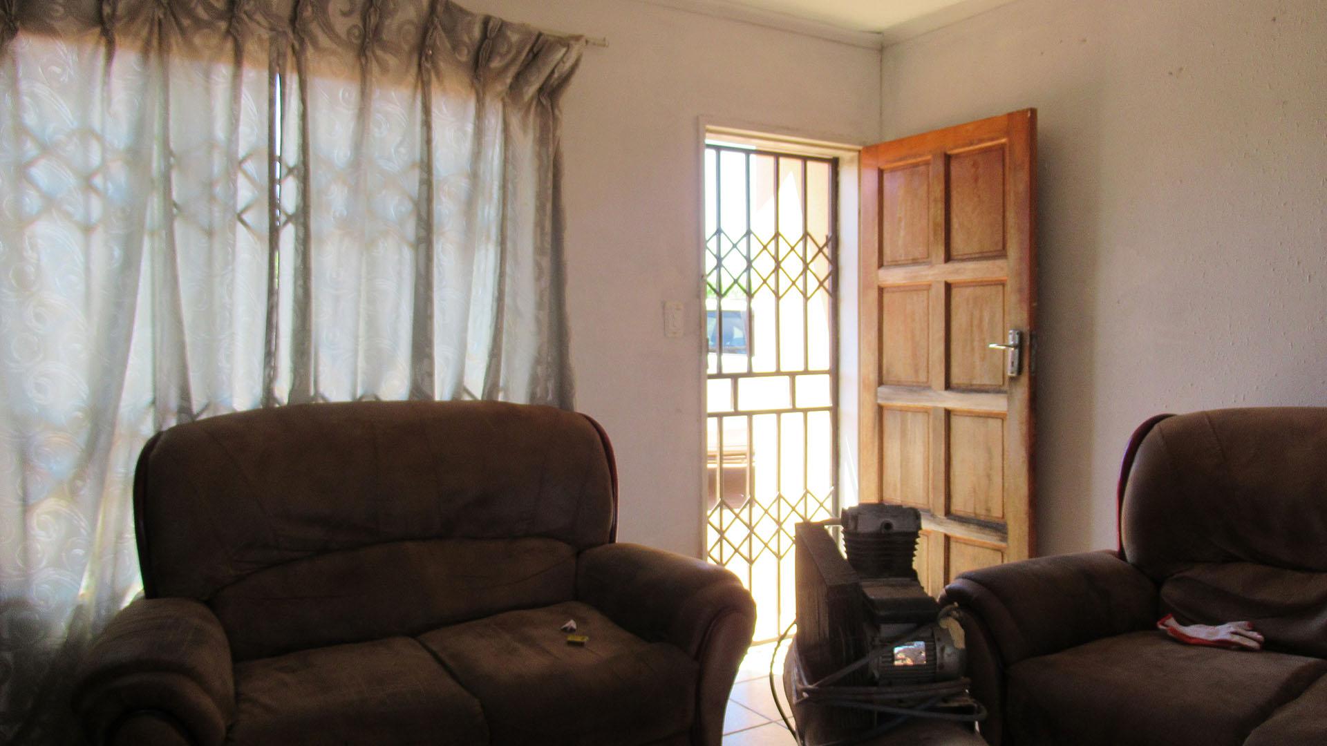 Lounges - 14 square meters of property in Soweto