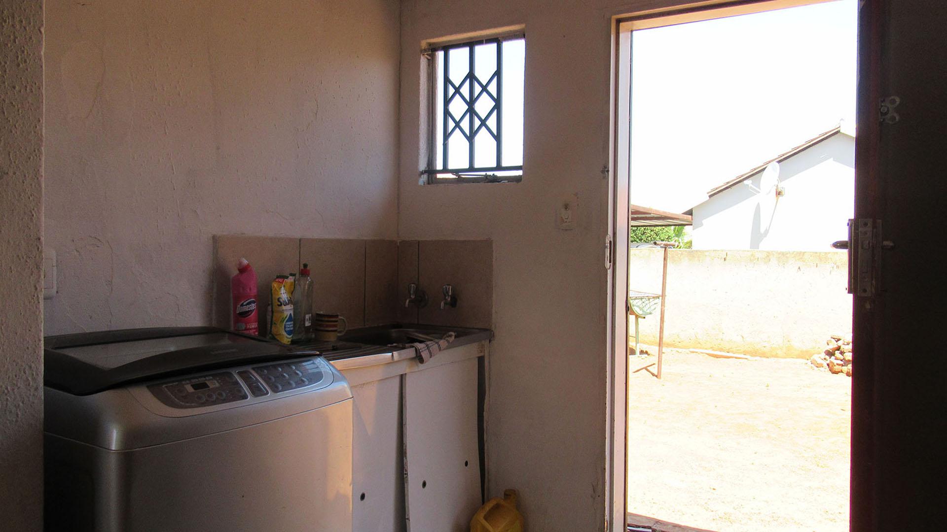 Kitchen - 6 square meters of property in Soweto