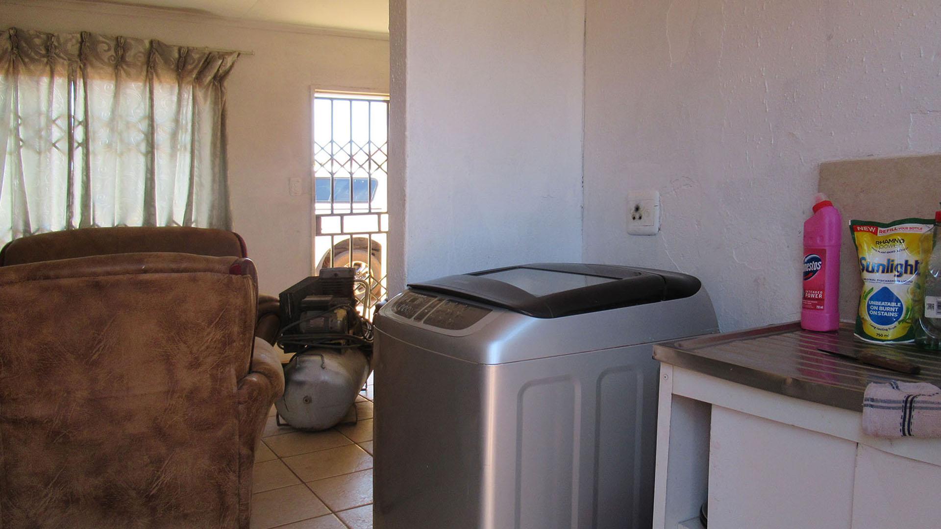 Kitchen - 6 square meters of property in Soweto