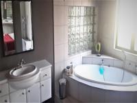 Bathroom 2 - 6 square meters of property in Kingsburgh