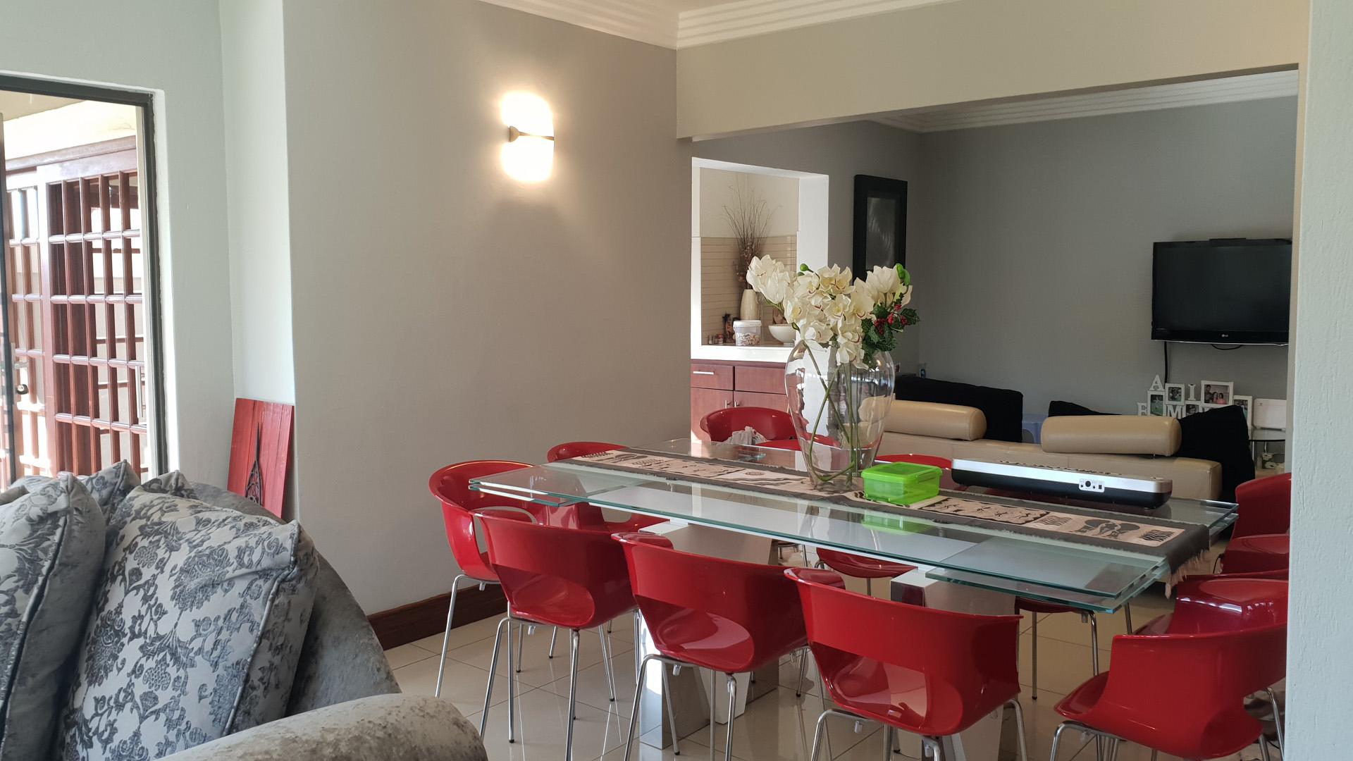 Dining Room - 26 square meters of property in Greenstone Hill