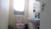 Main Bathroom - 4 square meters of property in Dawn Park