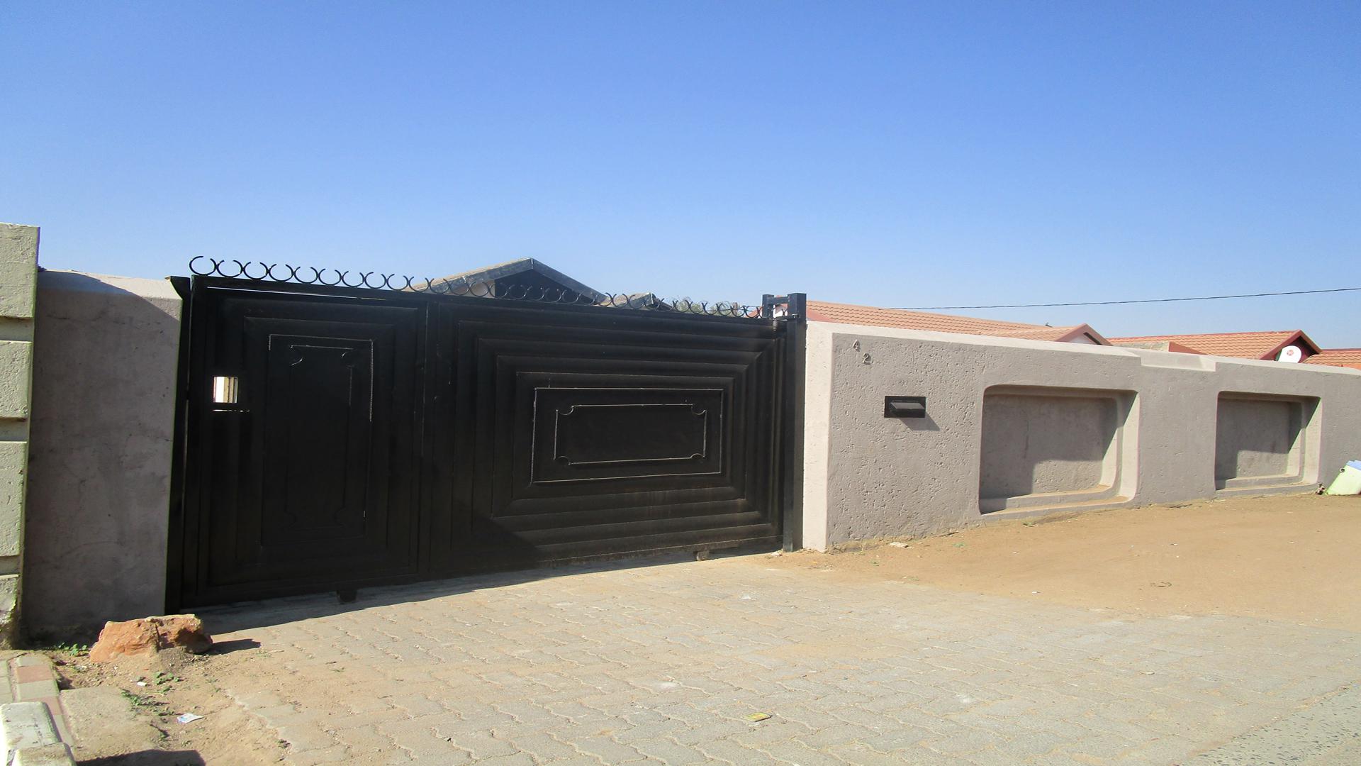 Front View of property in Kaalfontein