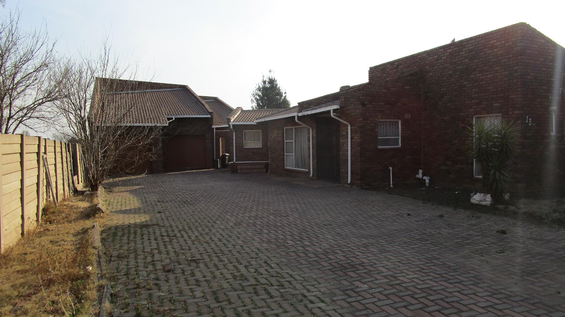 Front View of property in Klippoortje