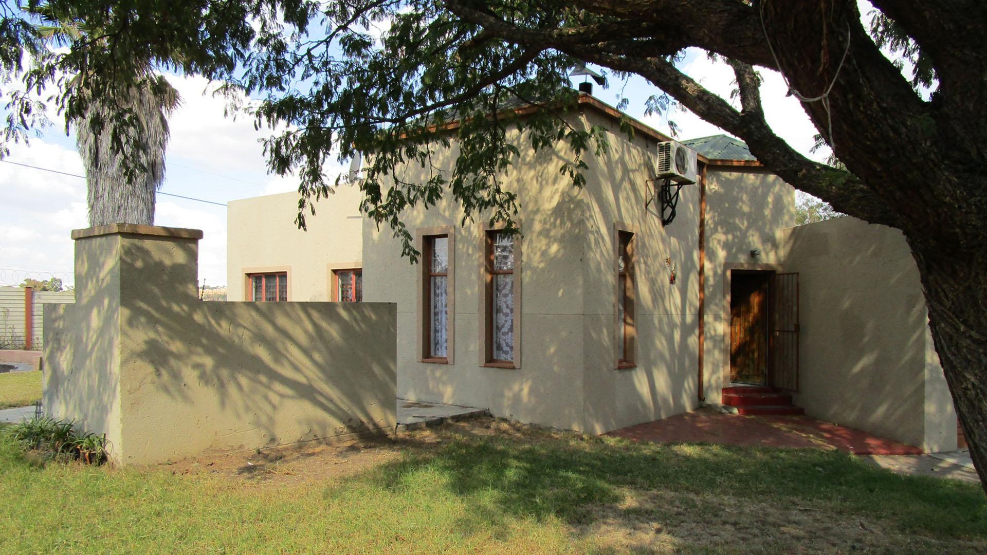 Front View of property in The Reeds