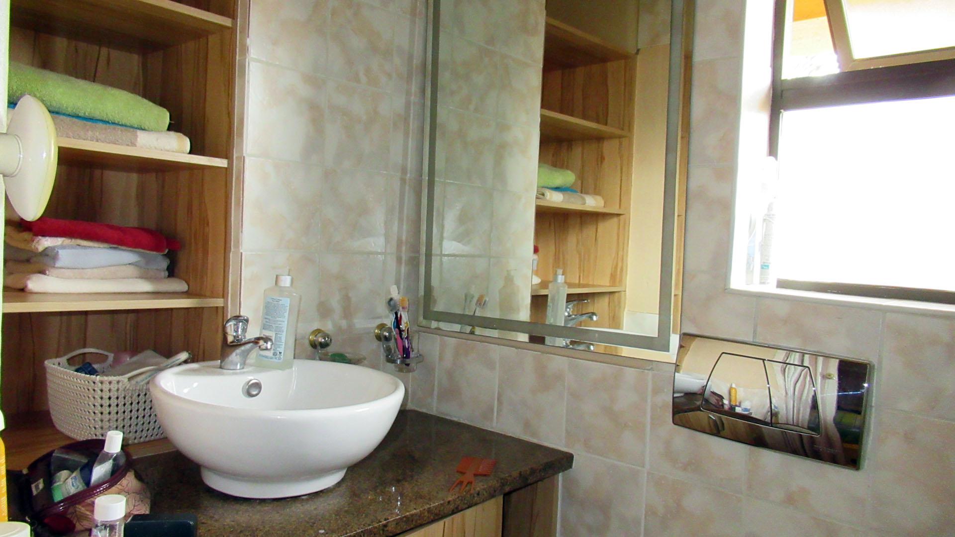 Bathroom 2 - 4 square meters of property in Sagewood