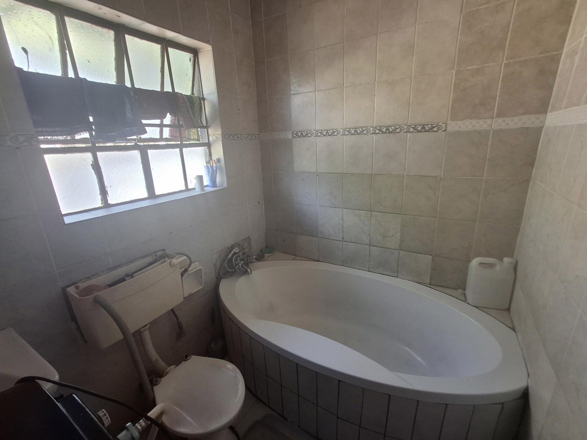 Bathroom 1 - 6 square meters of property in Birchleigh North