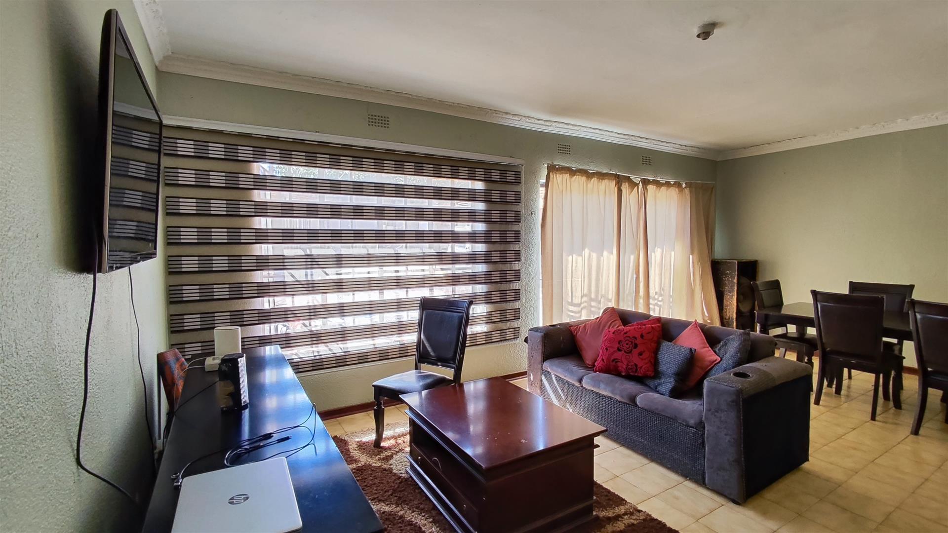 Lounges - 34 square meters of property in Birchleigh North