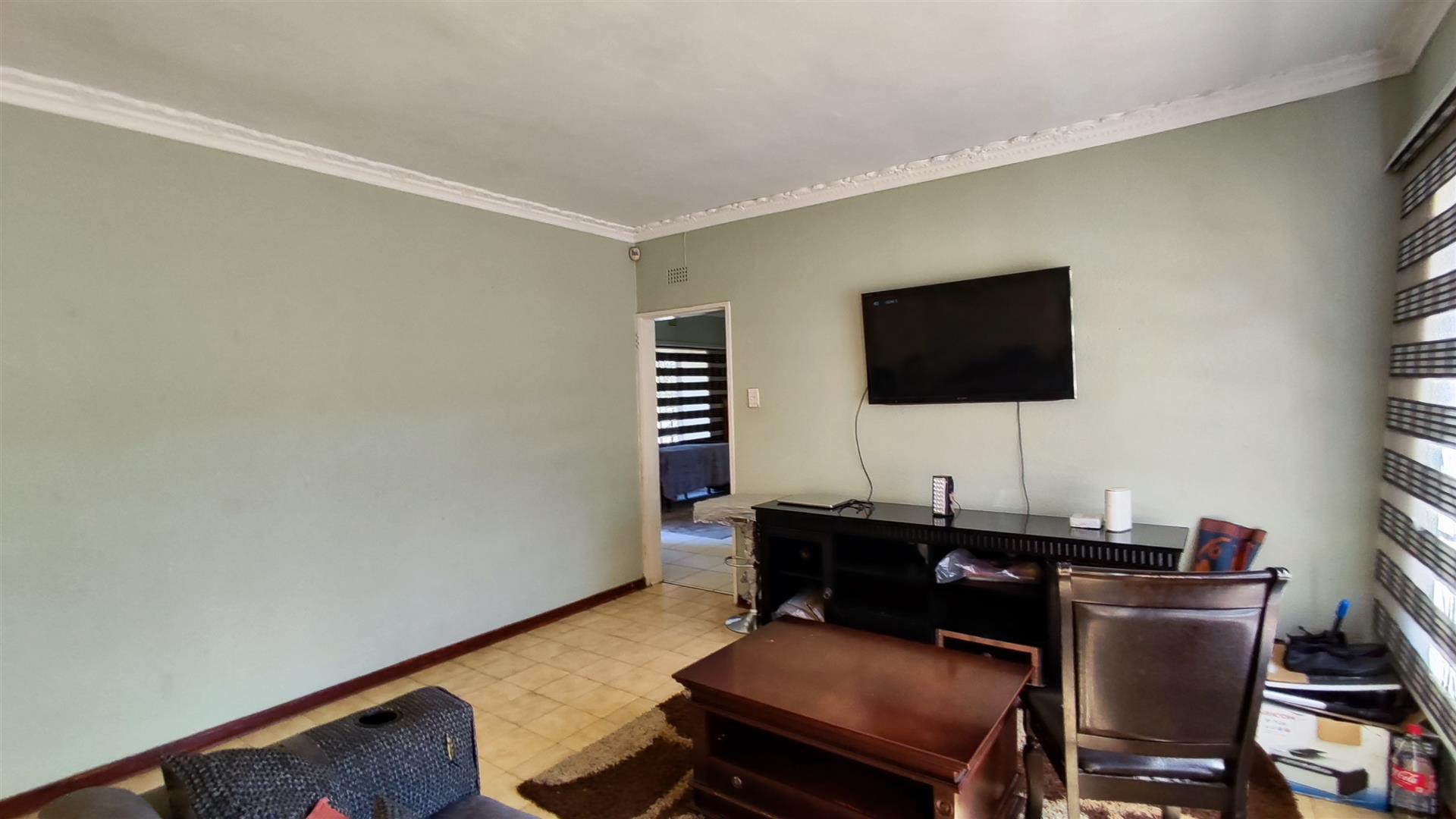 Lounges - 34 square meters of property in Birchleigh North