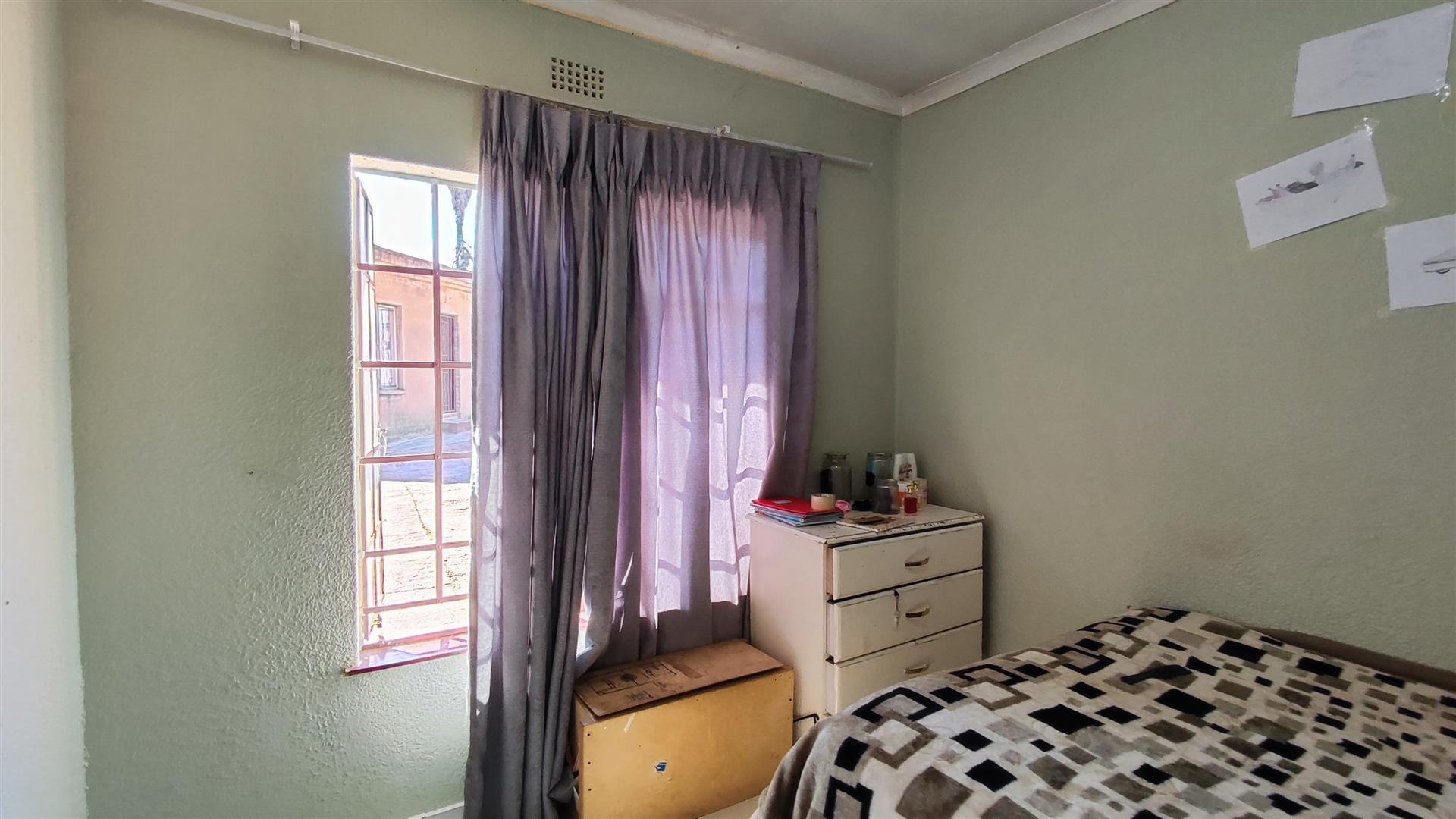 Bed Room 1 - 43 square meters of property in Birchleigh North