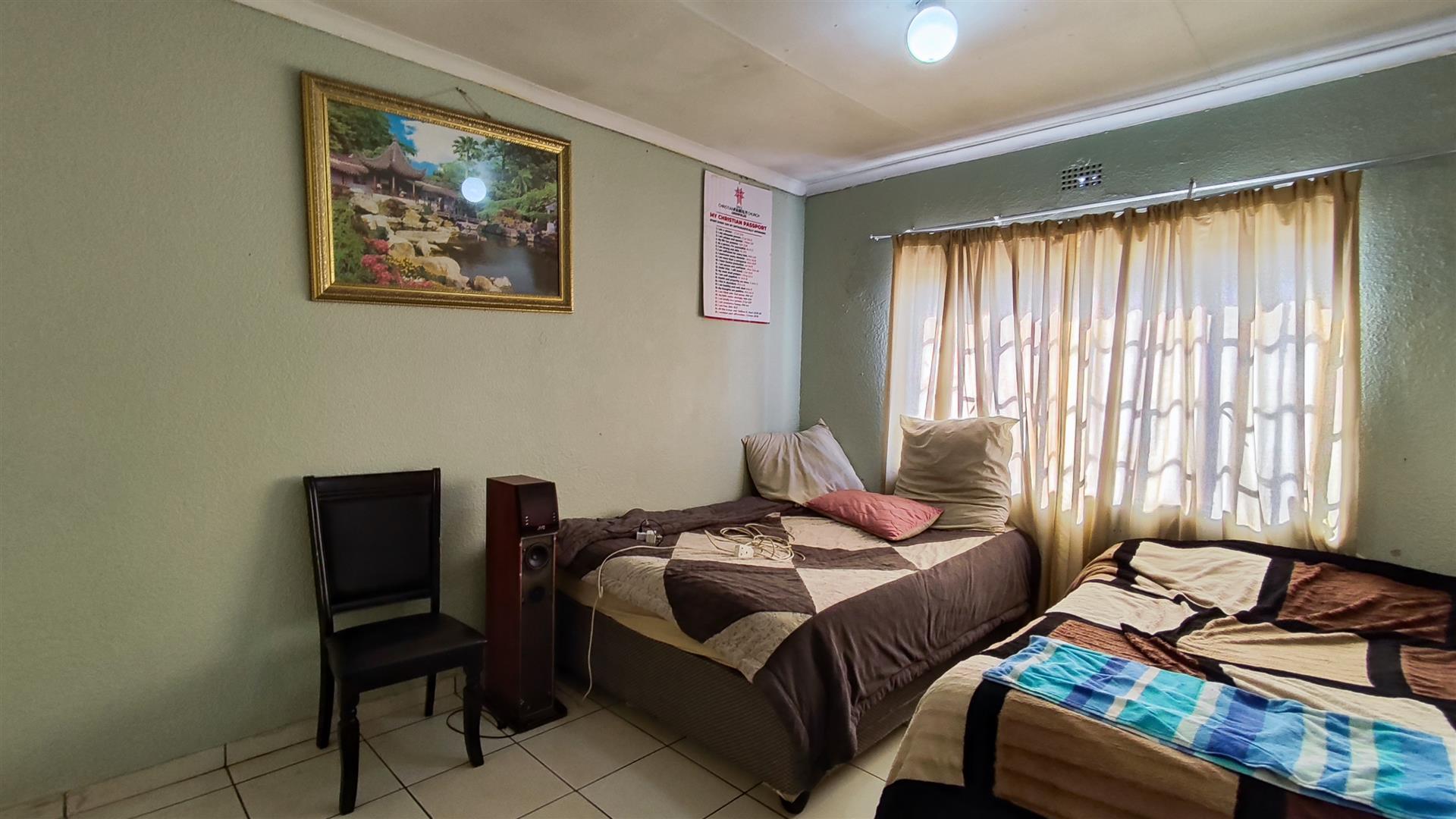 Main Bedroom - 20 square meters of property in Birchleigh North