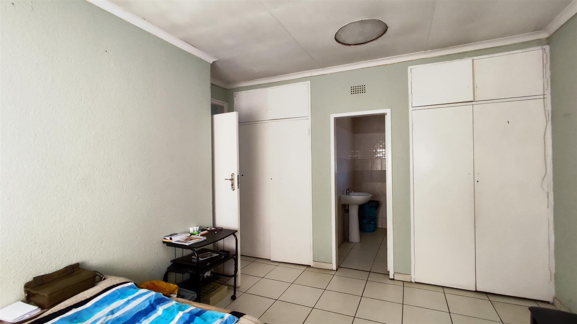 Main Bedroom - 20 square meters of property in Birchleigh North