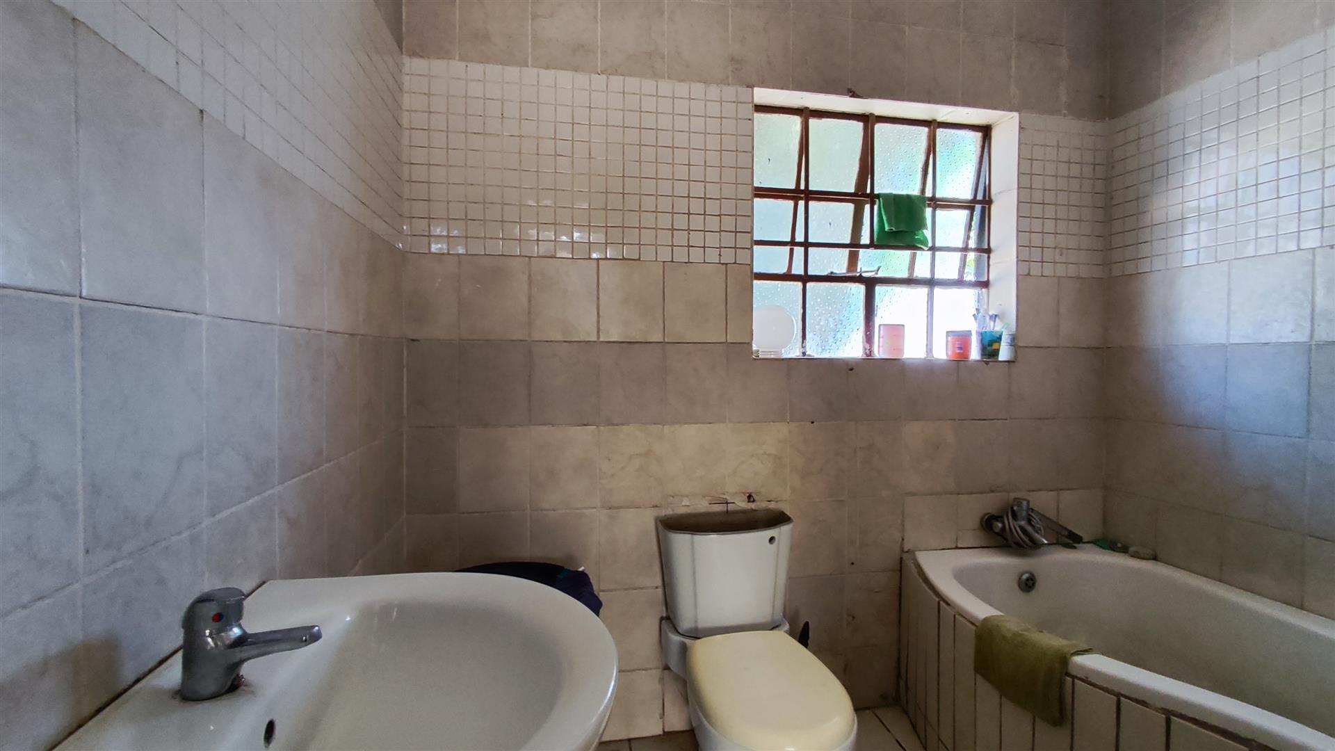 Main Bathroom - 5 square meters of property in Birchleigh North