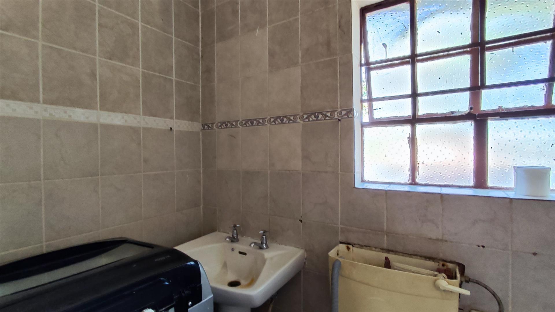 Bathroom 1 - 6 square meters of property in Birchleigh North