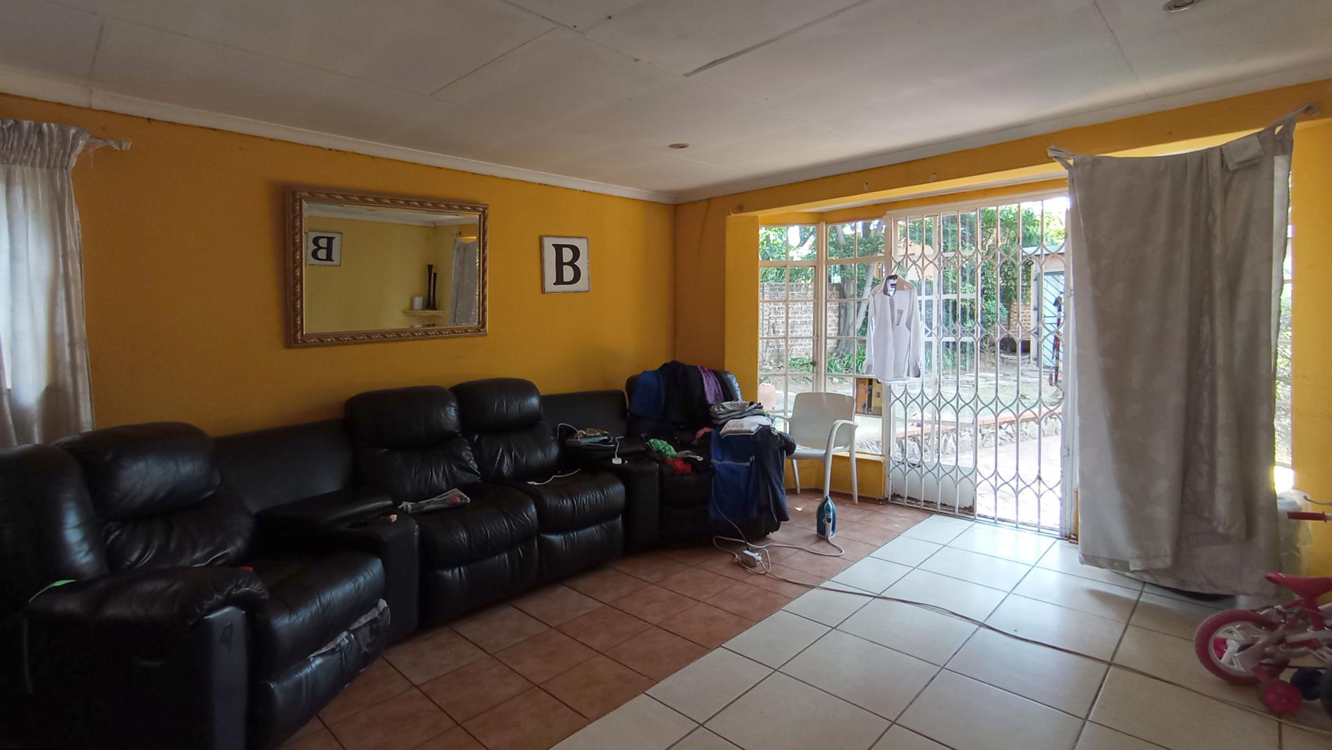Lounges - 15 square meters of property in Bloubosrand