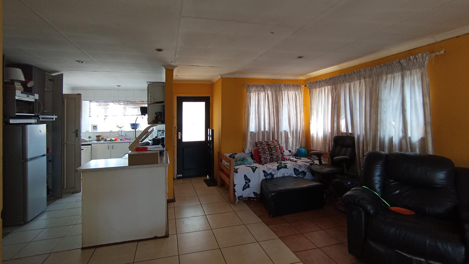 Lounges - 15 square meters of property in Bloubosrand