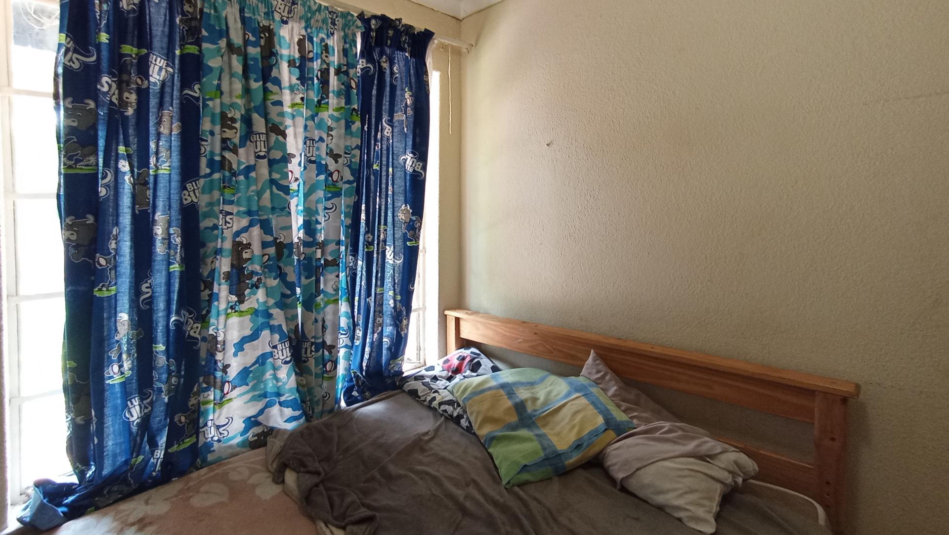 Bed Room 1 - 8 square meters of property in Bloubosrand