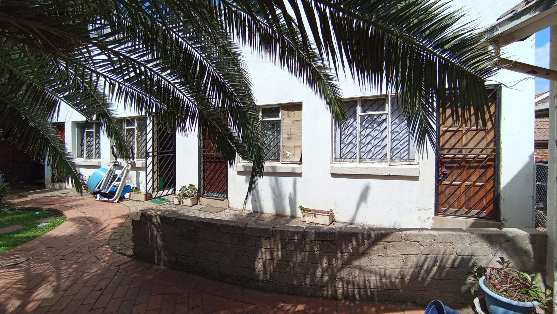 Flatlet - 94 square meters of property in Bloubosrand
