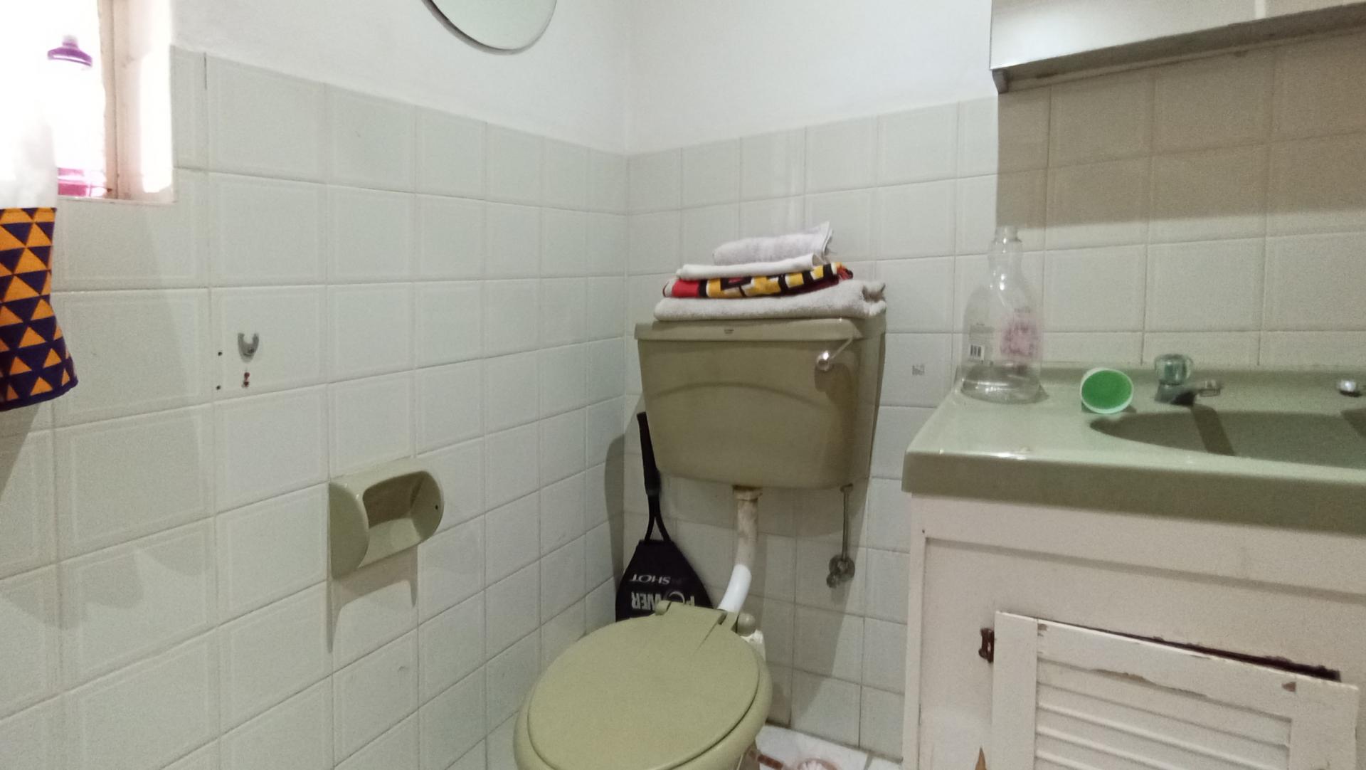 Bathroom 1 - 26 square meters of property in Bloubosrand