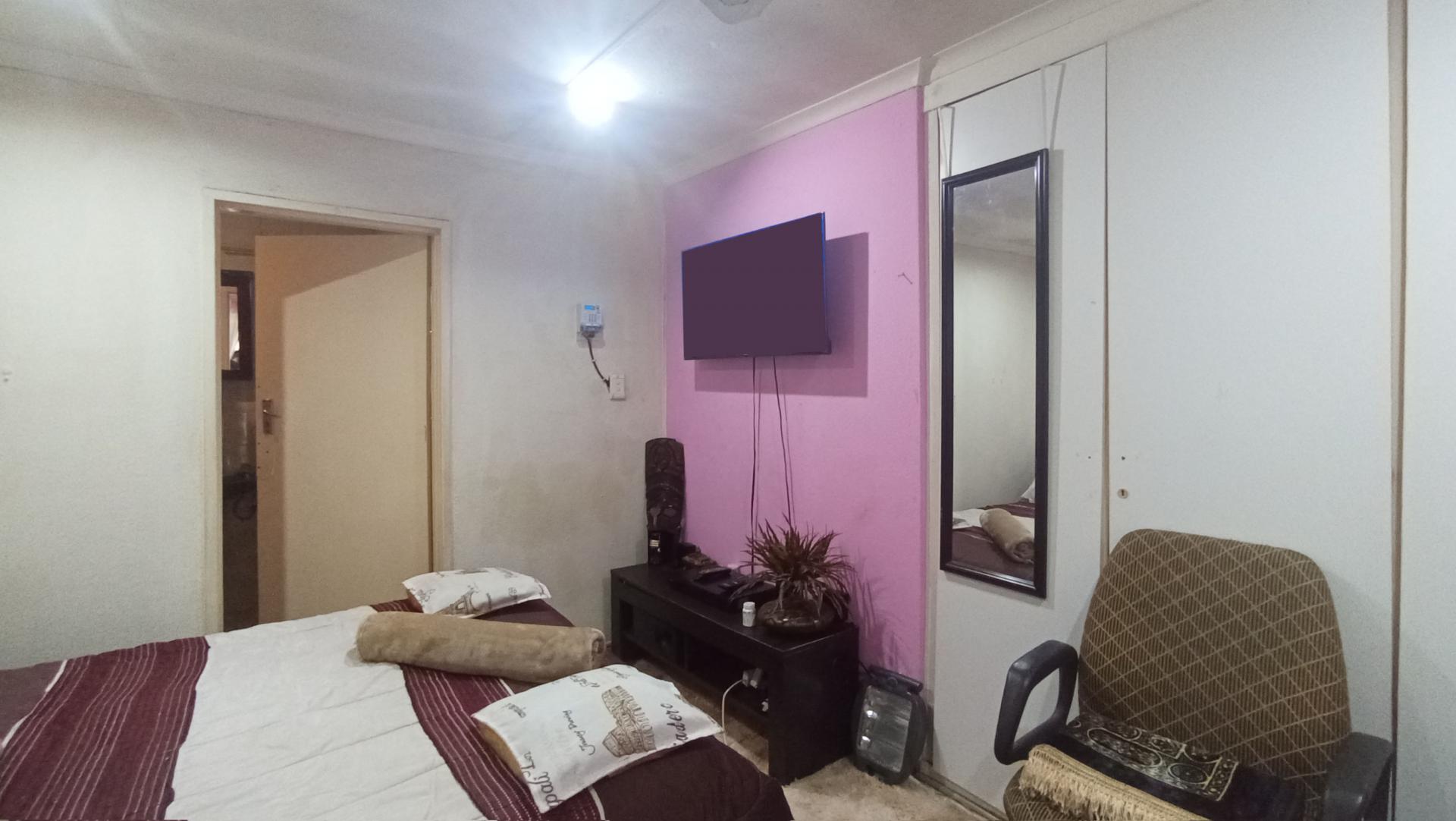 Flatlet - 94 square meters of property in Bloubosrand