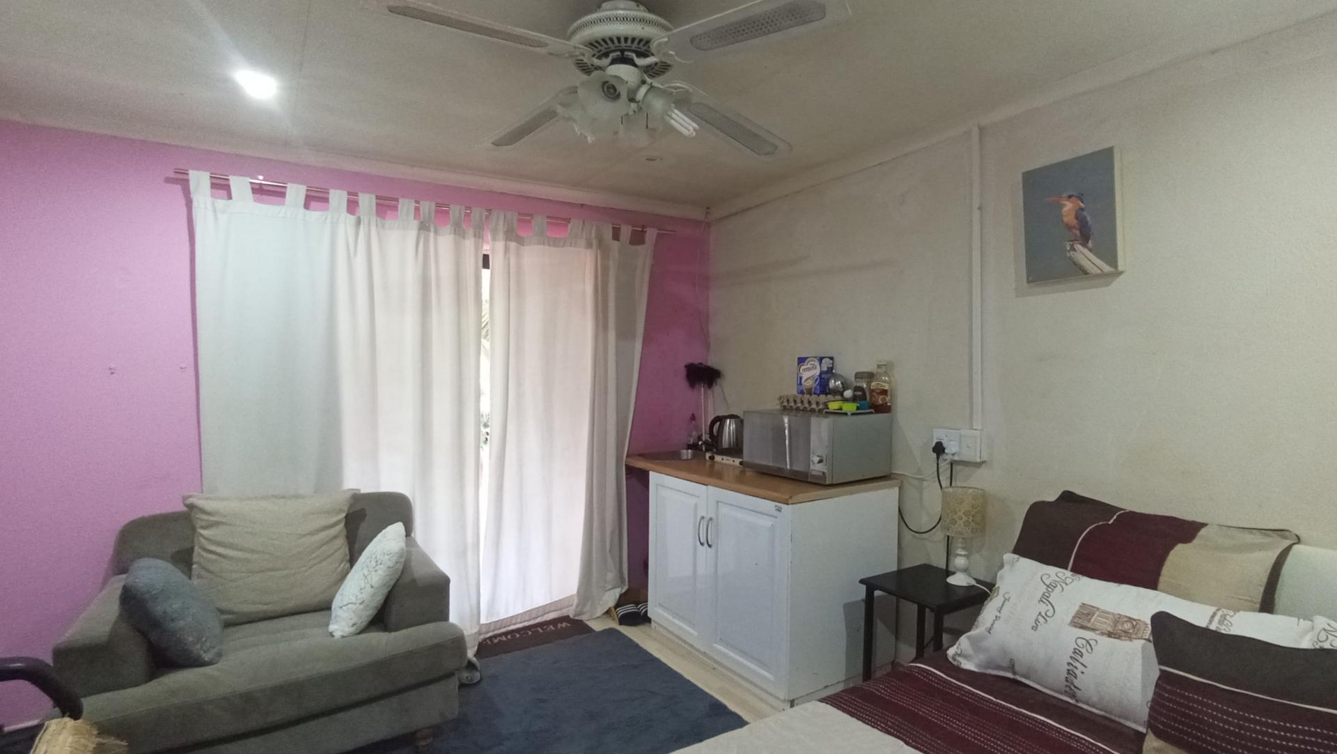 Flatlet - 94 square meters of property in Bloubosrand