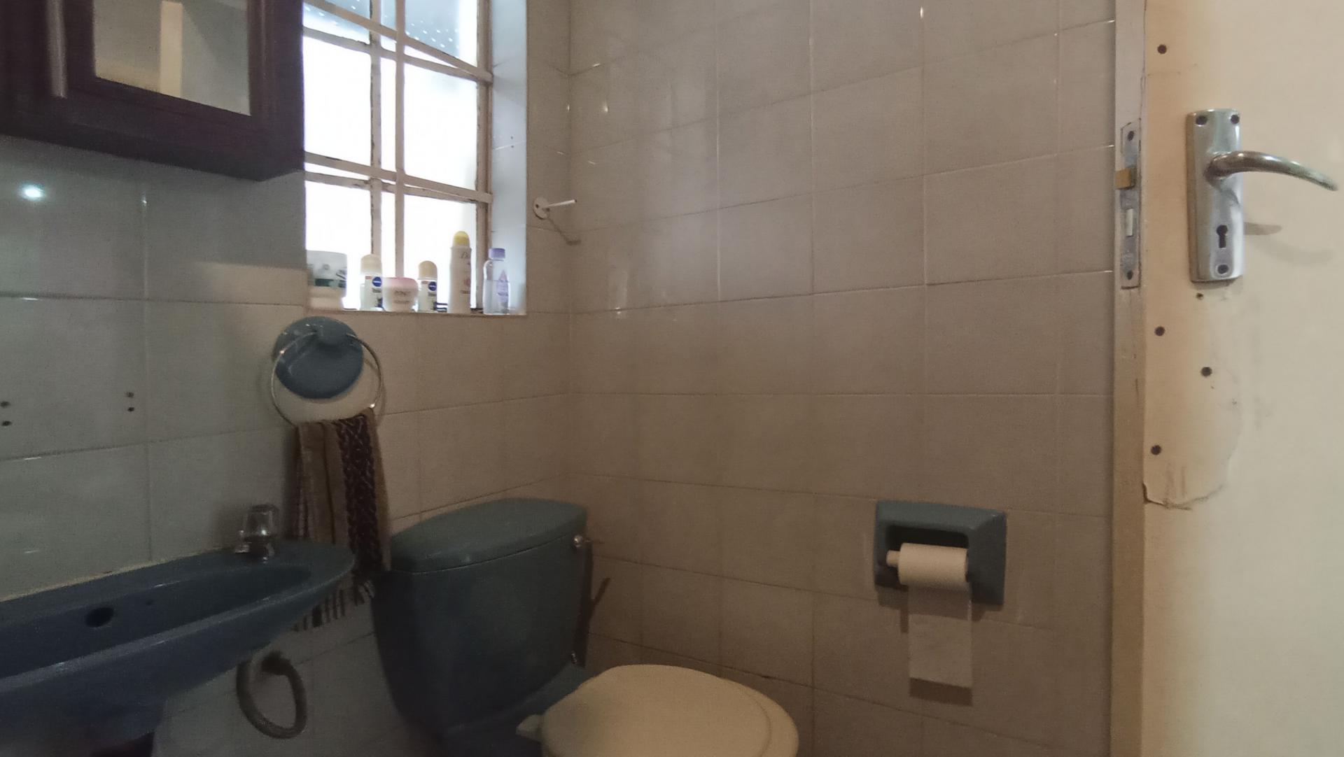 Bathroom 1 - 26 square meters of property in Bloubosrand