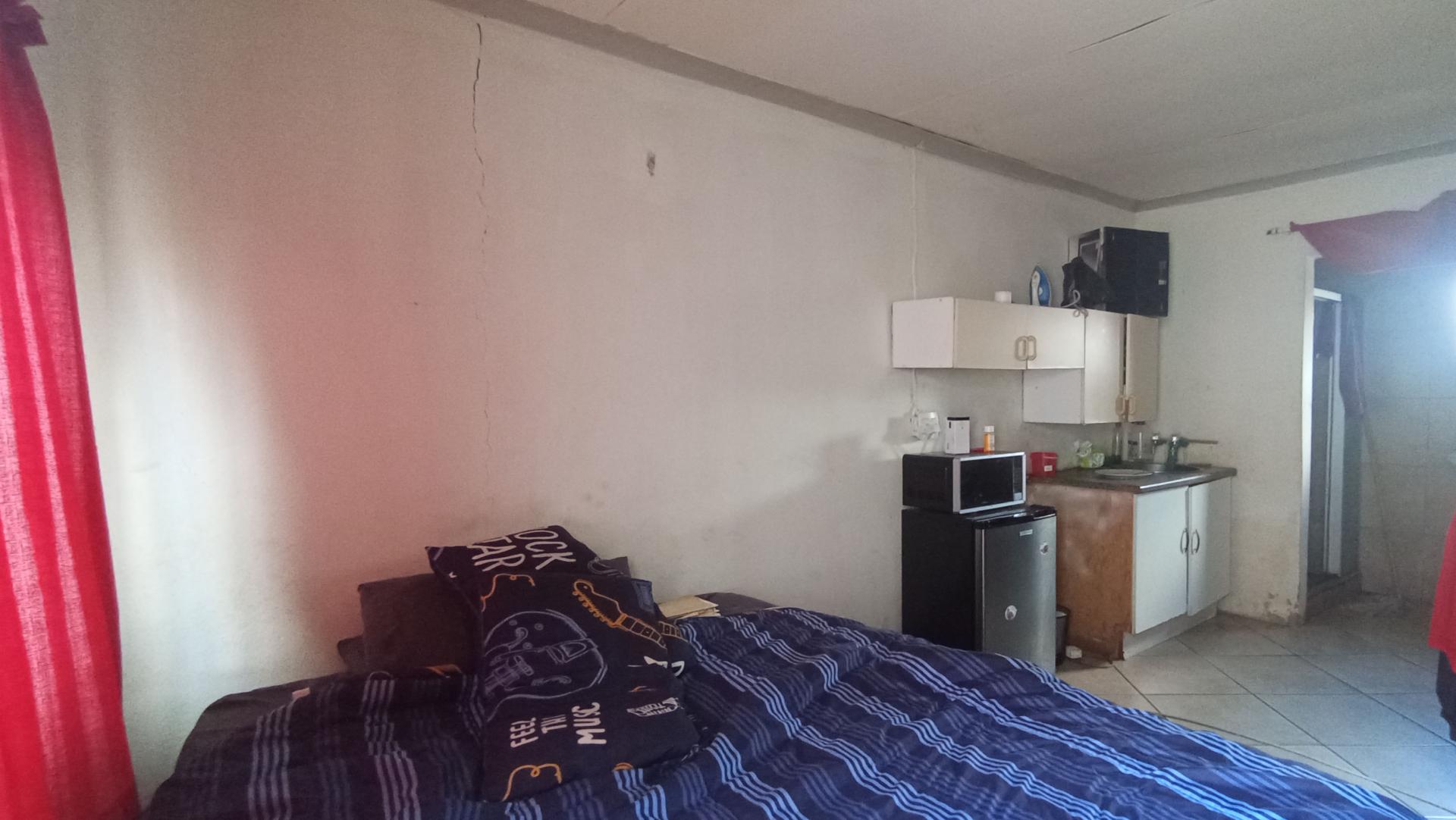 Flatlet - 94 square meters of property in Bloubosrand