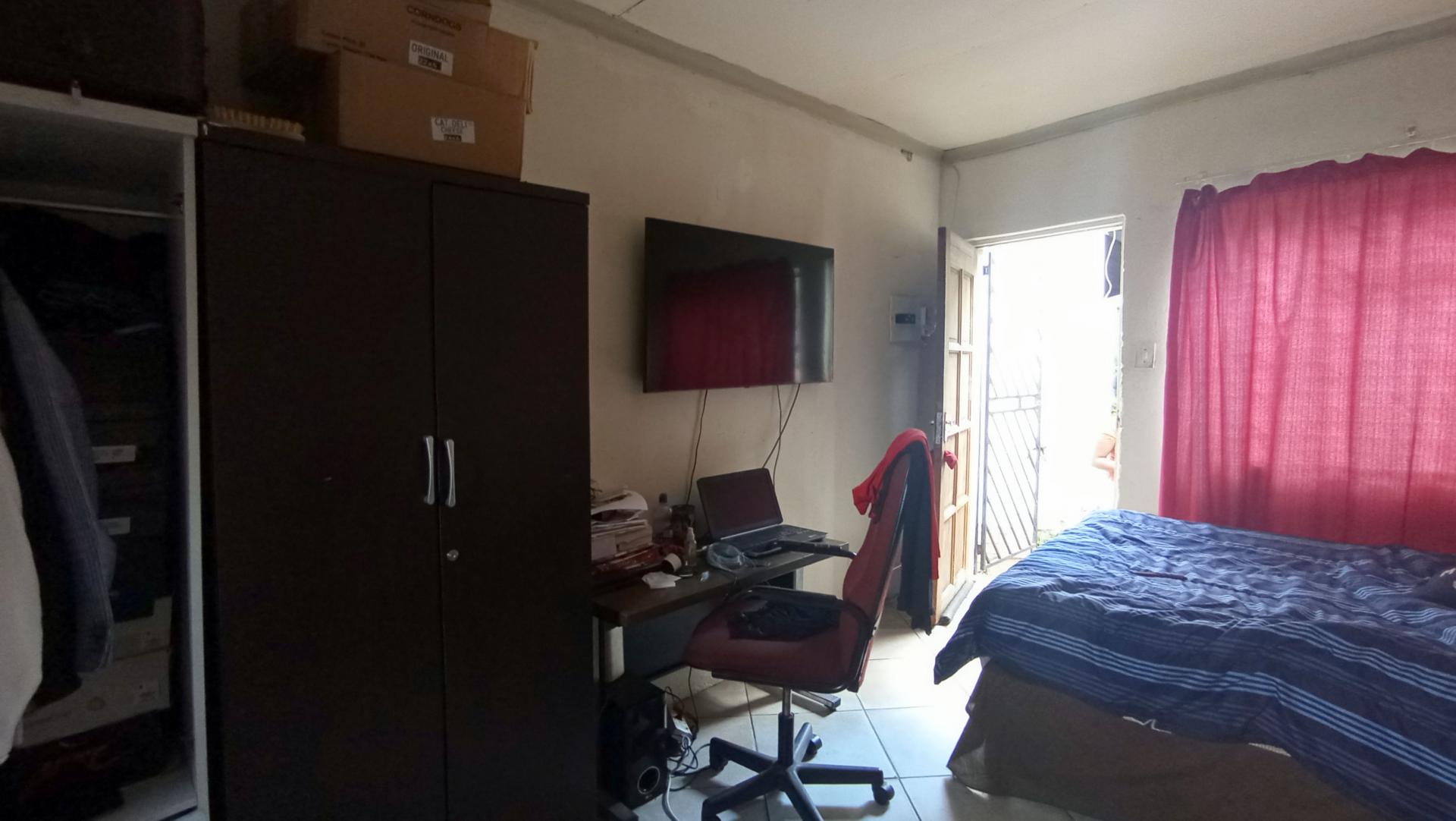 Flatlet - 94 square meters of property in Bloubosrand