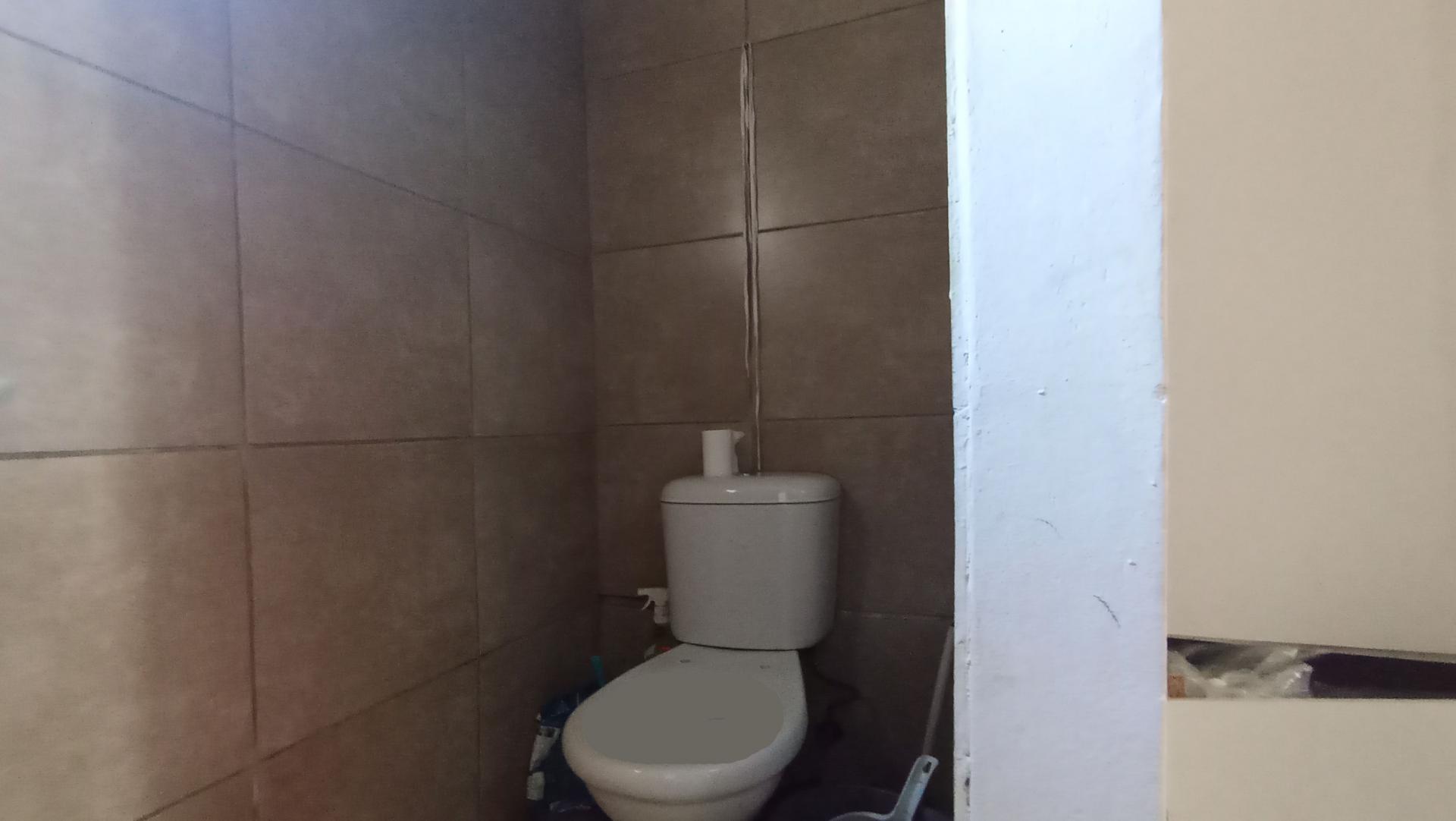 Bathroom 1 - 26 square meters of property in Bloubosrand
