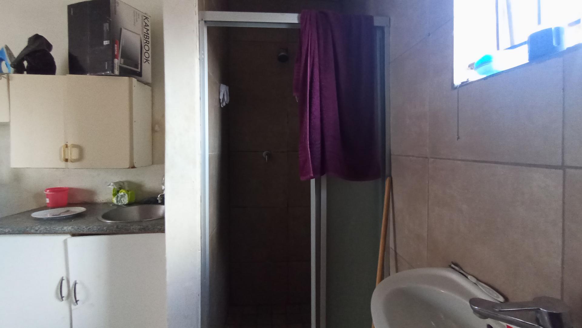 Bathroom 1 - 26 square meters of property in Bloubosrand