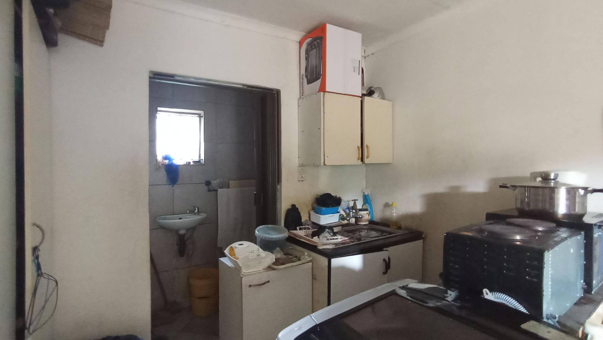 Flatlet - 94 square meters of property in Bloubosrand