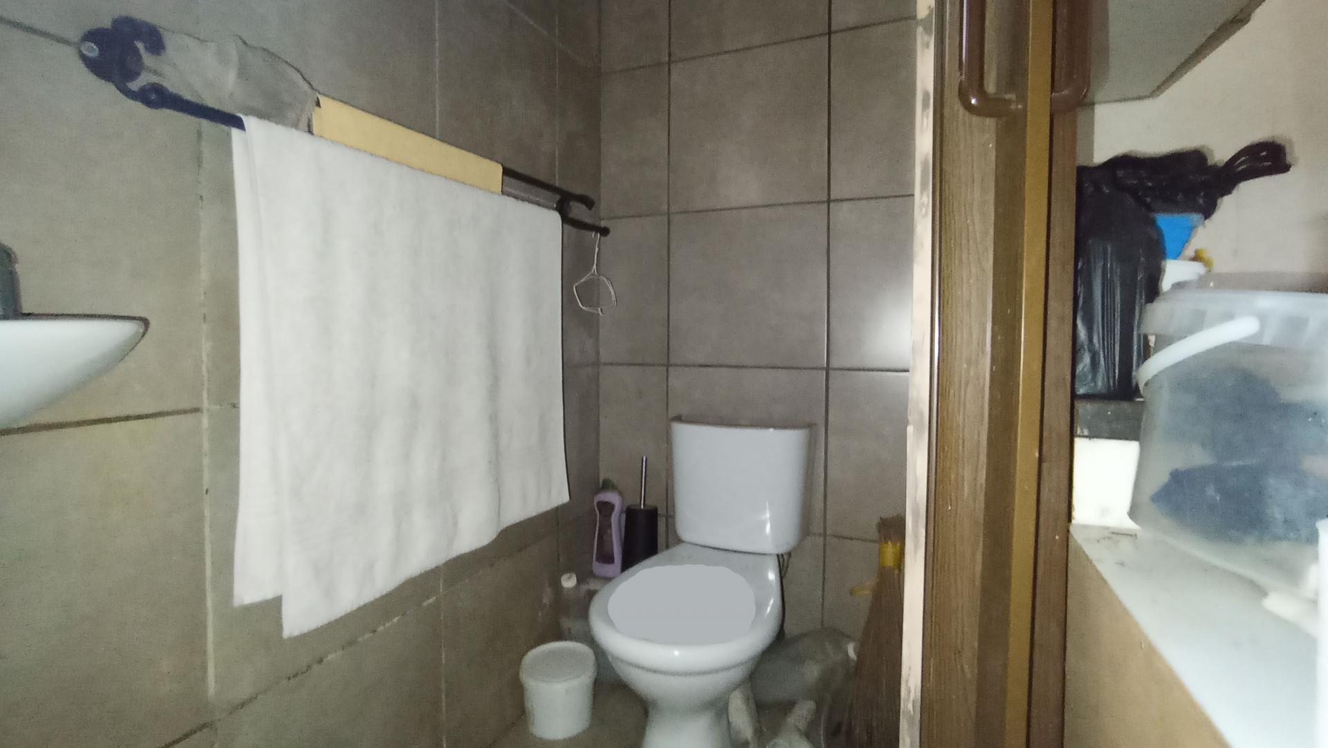 Bathroom 1 - 26 square meters of property in Bloubosrand